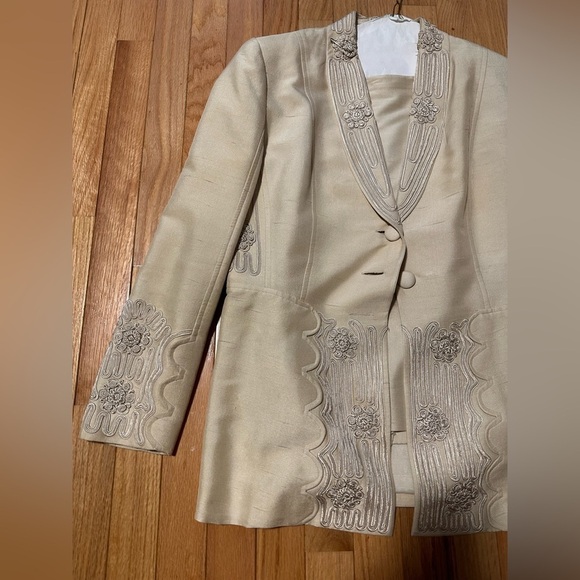 BEIGE Woman’s Jacket and Skirt Suit Set Size 6 - Picture 4 of 12
